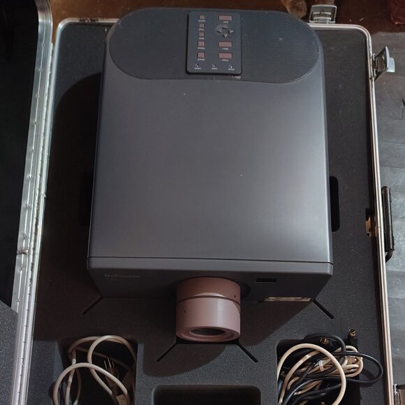 IN Focus Projector with rolling hard case - Picture 5 of 5